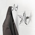 appendiabiti da parete negli shuriken del corridoio