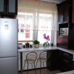 piano di lavoro del davanzale della finestra in una piccola cucina
