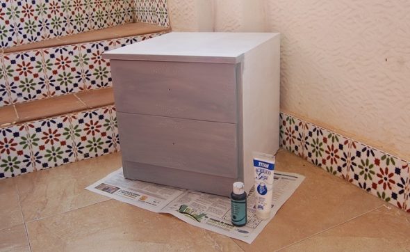 dipingere un comodino