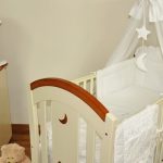 appendere un baldacchino alla culla di un bambino