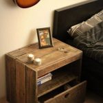 Comodino fai da te realizzato con assi di legno