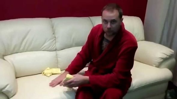 pulisci e proteggi il divano in pelle da solo