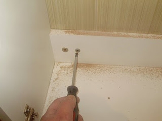 montaggio di un mobile sotto il lavello