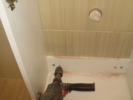 montaggio di un mobile lavabo sotto il lavandino