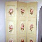 schermo all'interno con decorazioni floreali