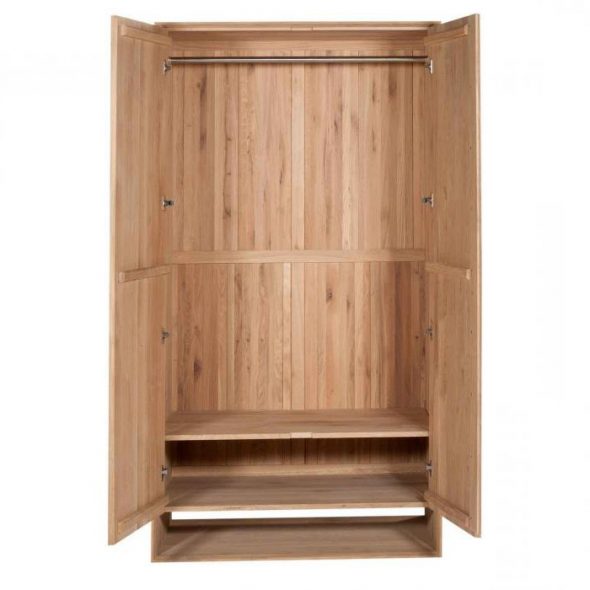 mobiletto in legno all'interno