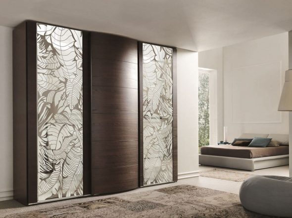 armadio scorrevole con specchio decorativo