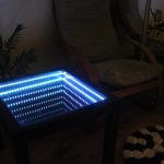 tavolo con effetto infinito al buio
