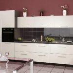 set da cucina bianco con tonalità a contrasto