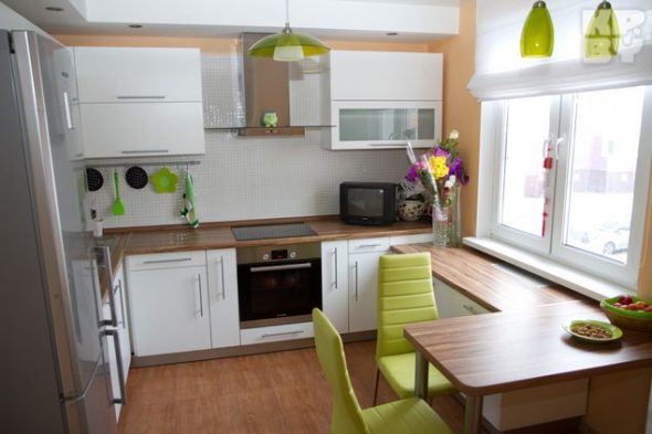 cucina luminosa con accenti verdi