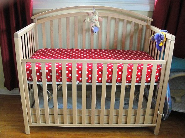 variante di culla in legno per bambini