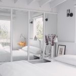 armadio a muro in camera da letto bianca
