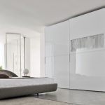 armadio a muro in camera da letto bianca