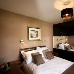 armadio a muro nel design della camera da letto