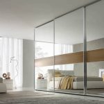 armadio a muro in camera da letto con specchi