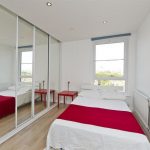armadio a muro in camera da letto con specchio