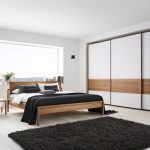 armadio a muro in una camera da letto moderna