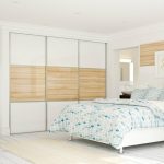 armadio a muro nella luce della camera da letto