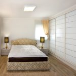 armadio a muro nella camera da letto lungo la parete