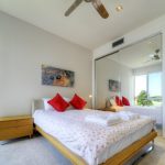armadio a muro nella camera da letto a specchio
