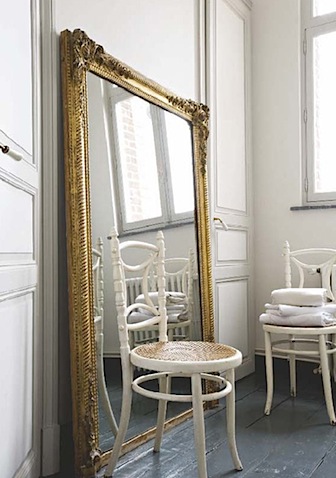 Grande specchio in casa