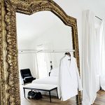 Grande specchio per l'appartamento