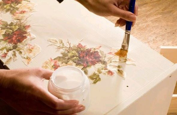 Decorazione di mobili con la tecnica del decoupage