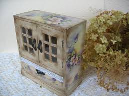 Immagini di mobili decoupage in stile provenzale