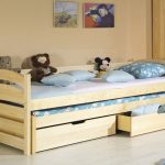 letto in legno con cassetti