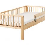 letto per bambini con sponde in legno