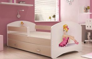 Letto per bambini per una foto di bambina