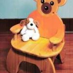 Sedia per bambini. orsacchiotto di peluche