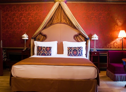 Design della camera da letto a baldacchino