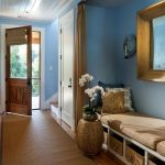 specchio all'interno del corridoio