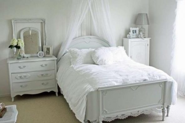 camera da letto luminosa per una ragazza