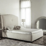 camera da letto luminosa con specchio