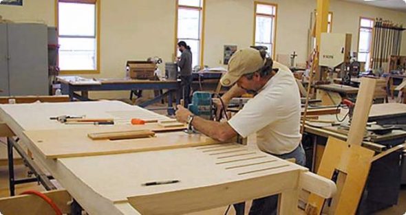 Produzione di mobili in legno