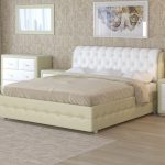 Elegante letto con testiera