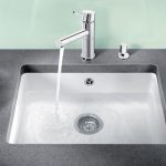 Lavandino in ceramica integrato nel piano di lavoro
