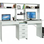 Scrivania per computer con componente aggiuntivo