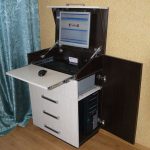 Scrivania per computer-cassettiera