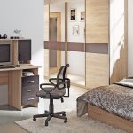 sedia da computer in camera da letto