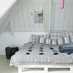 letto con pallet in camera da letto