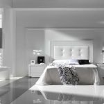 camera da letto luminosa con mobili bianchi