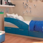 letto a forma di delfino con sponda laterale