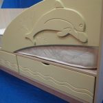 letto a forma di delfino con cassetti
