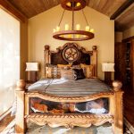 letto in legno in camera da letto