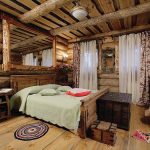 letto in legno in una casa di campagna