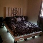 letto pallet nella stanza