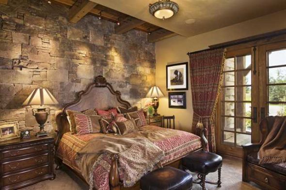 La testiera del letto è decorata con pietra, creando l'atmosfera di un letto regale.
